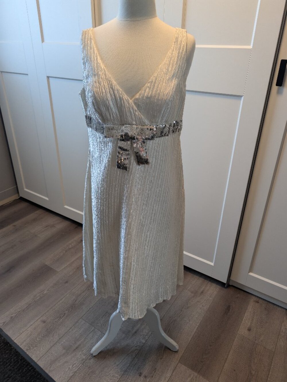 Cream Pleated Midi Sundress with V-Neck by Cartise